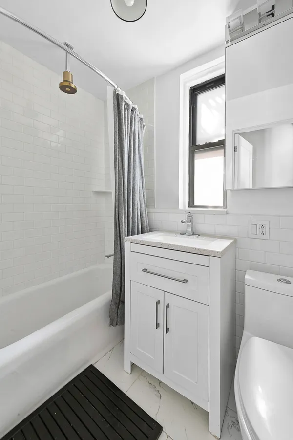 $885,000 | 87 Barrow Street, Unit 5G | West Village
