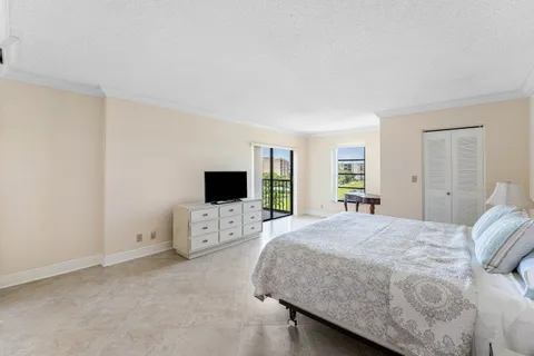 $215,000 | 7076 Huntington Lane, Unit 502, Delray Beach, FL 33446