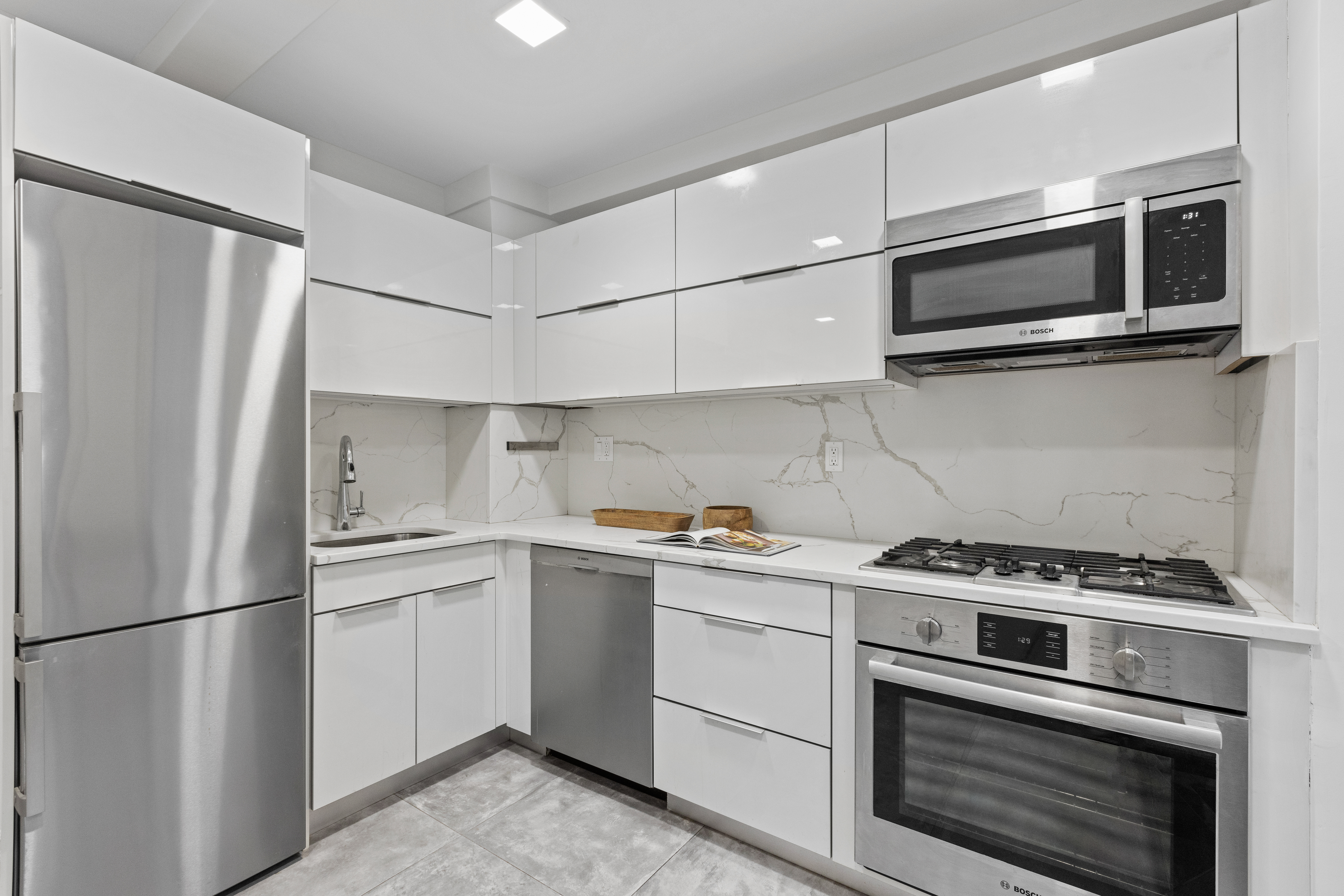321 East 43rd Street, Unit 812 Manhattan, NY 10017 - Photo 3 of 11