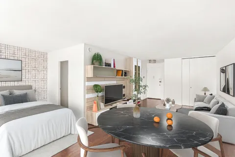 $585,000 | 363 East 76th Street, Unit 14E | Lenox Hill