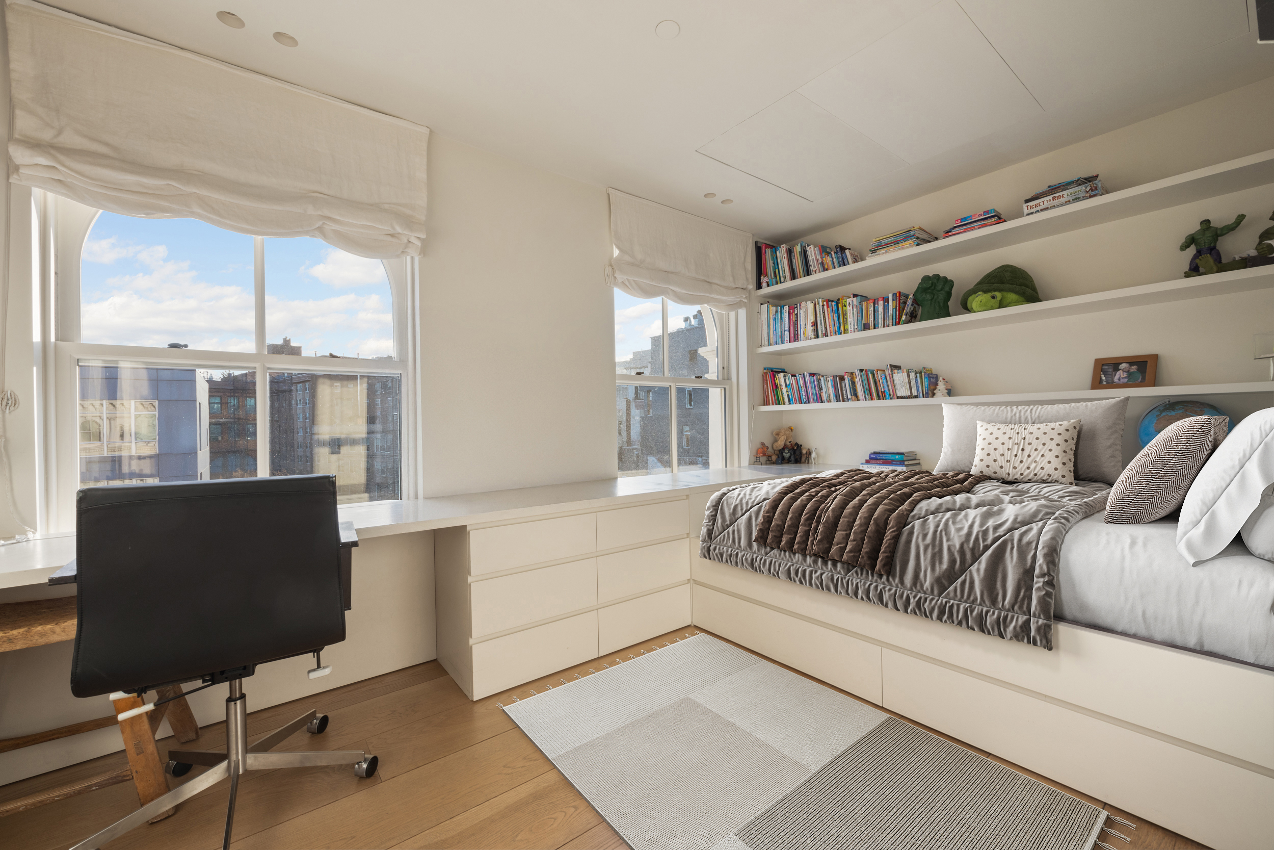 54 Bond Street, Unit PH Manhattan, NY 10012 - Photo 20 of 31 a bedroom with a large bed and a window