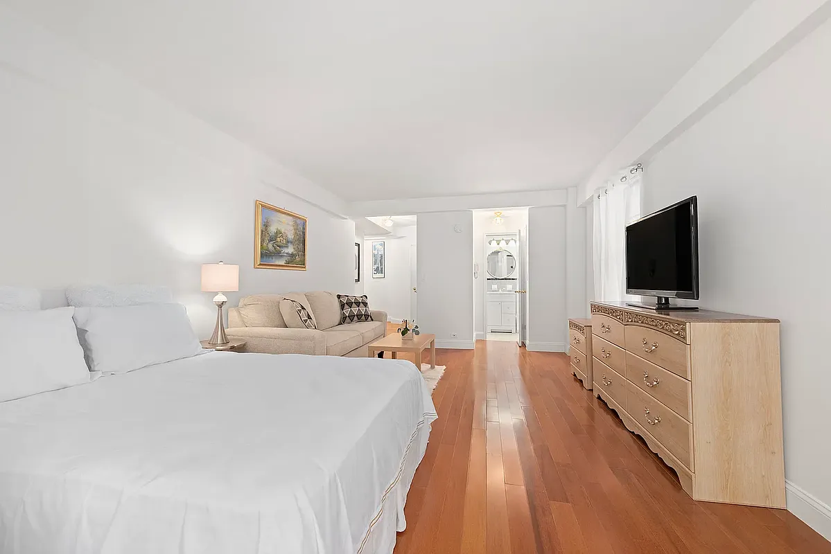 225 East 46th Street, Unit 8J Manhattan, NY 10017 - Photo 2 of 13