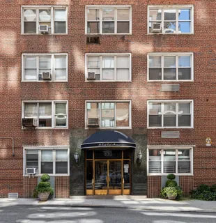 $750,000 | 33 East End Avenue, Unit 9F | Upper East Side