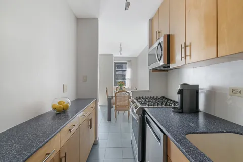 $950,000 | 357 East 57th Street, Unit 2D | Sutton Place