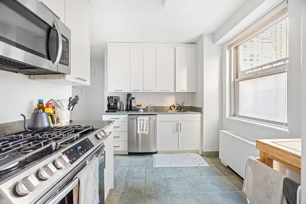 $6,200 | 300 East 40th Street, Unit 3J | Murray Hill