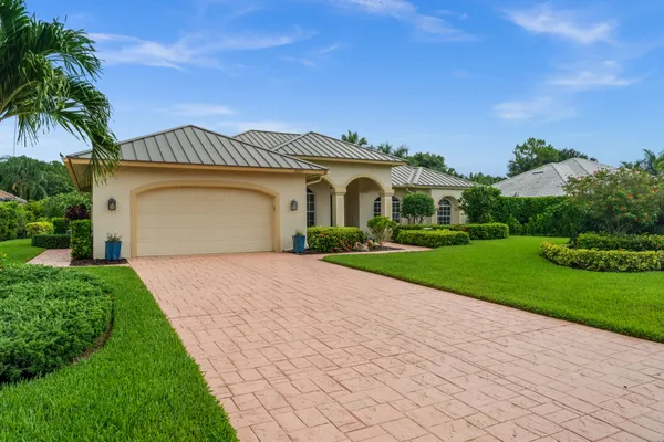 $899,000 | 2027 Castle Garden Lane, Naples, FL 34110