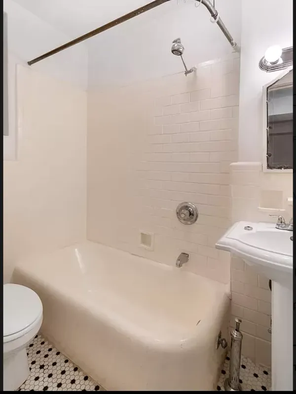 $3,950 | 104 Bedford Street, Unit 1C | West Village
