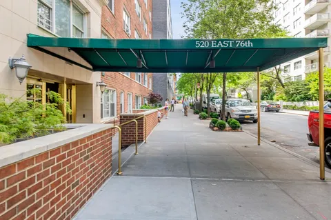 $840,000 | 520 East 76th Street, Unit 11C | Lenox Hill