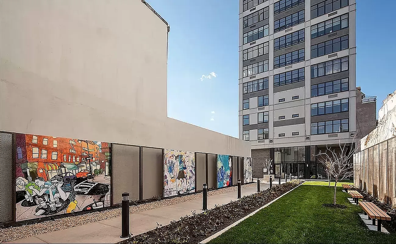 424 Bedford Avenue, Unit 5C Brooklyn, NY 11249 - Photo 6 of 11 a view of a back yard