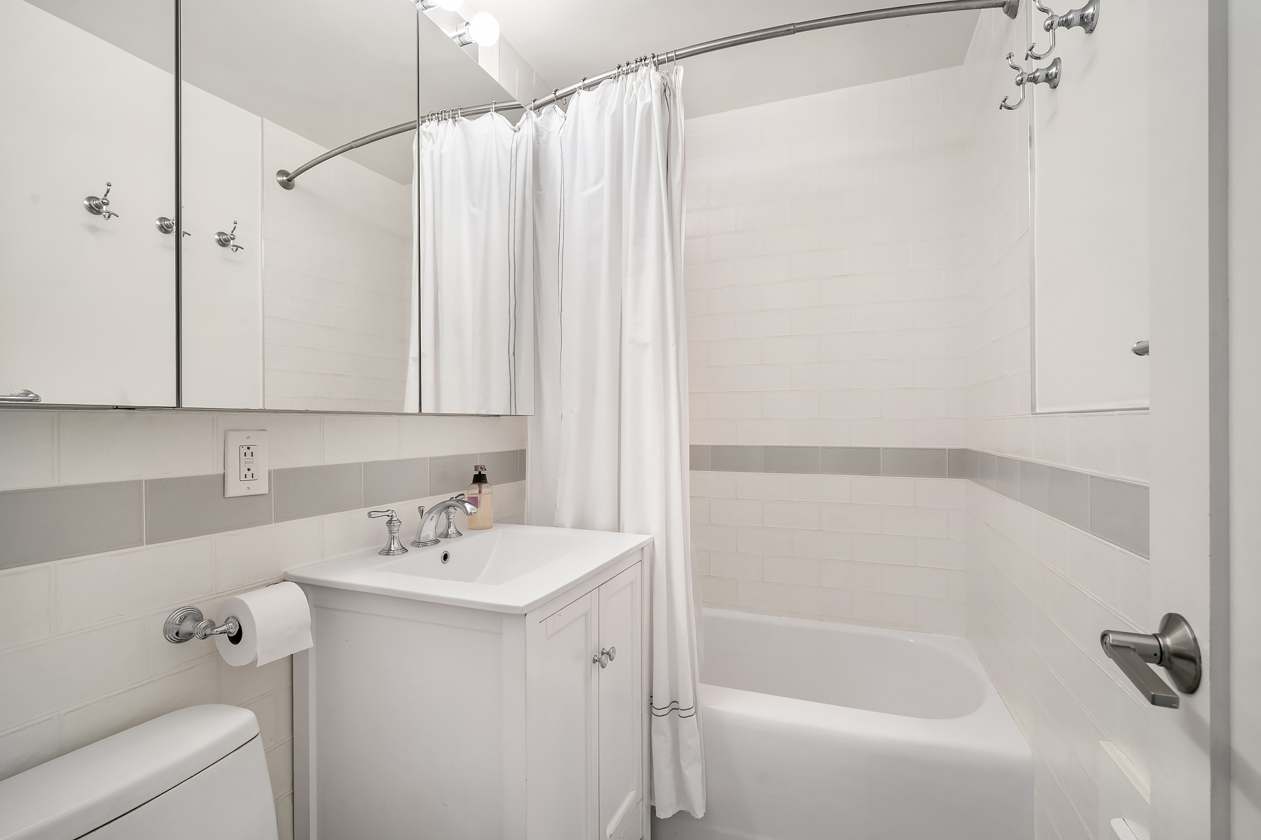 501 East 79th Street, Unit 11E Manhattan, NY 10075 - Photo 11 of 17 Gallery Image 11