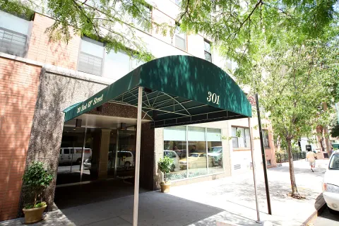 $499,000 | 301 East 69th Street, Unit 14A | Lenox Hill