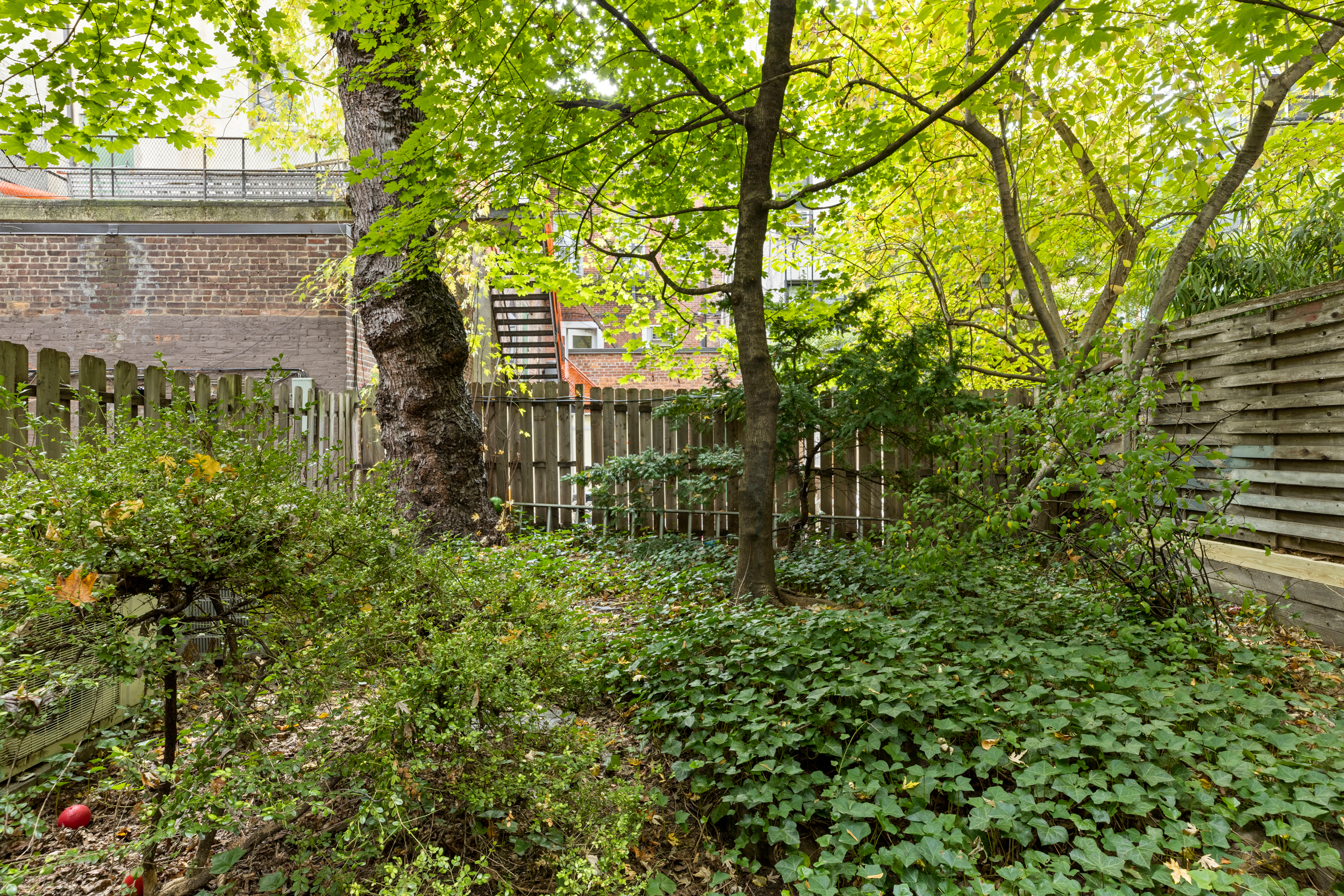 136 East 30th Street, Unit DUPLEX Manhattan, NY 10016 - Photo 13 of 26 a backyard of a house with lots of green space