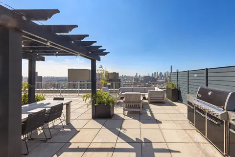 $1,675,000 | 440 Kent Avenue, Unit 17A | Williamsburg