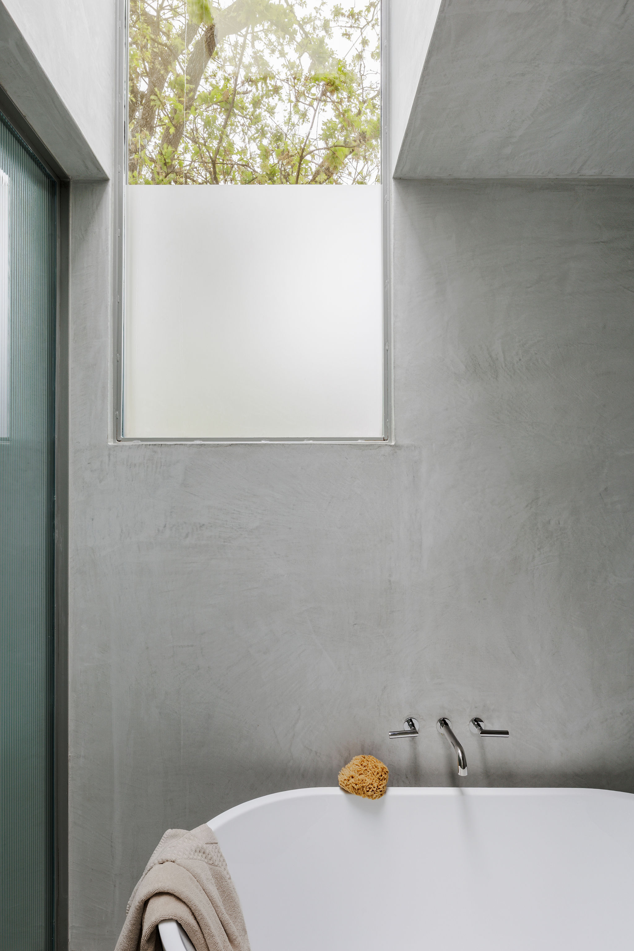 606 West 35th Street Austin, TX 78705 - Photo 25 of 37 a bathroom with a bathtub