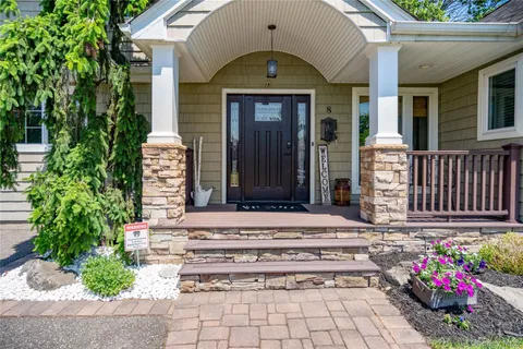 $1,098,000 | 8 Melony Avenue, Plainview, NY 11803