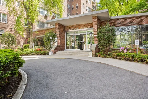 $585,000 | 3850 Hudson Manor Terrace, Unit 1EE/2EE | Riverdale
