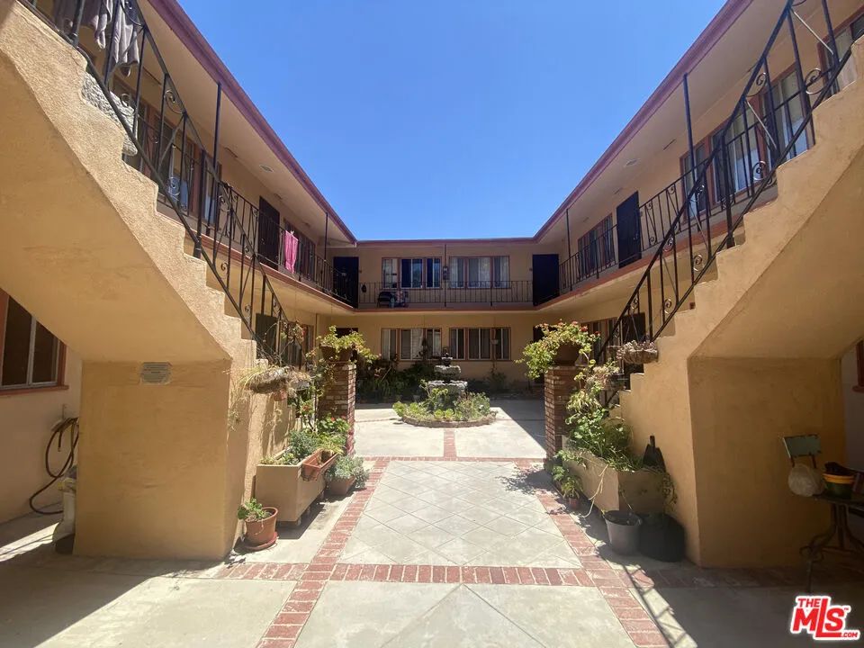 a view of a house with backyard