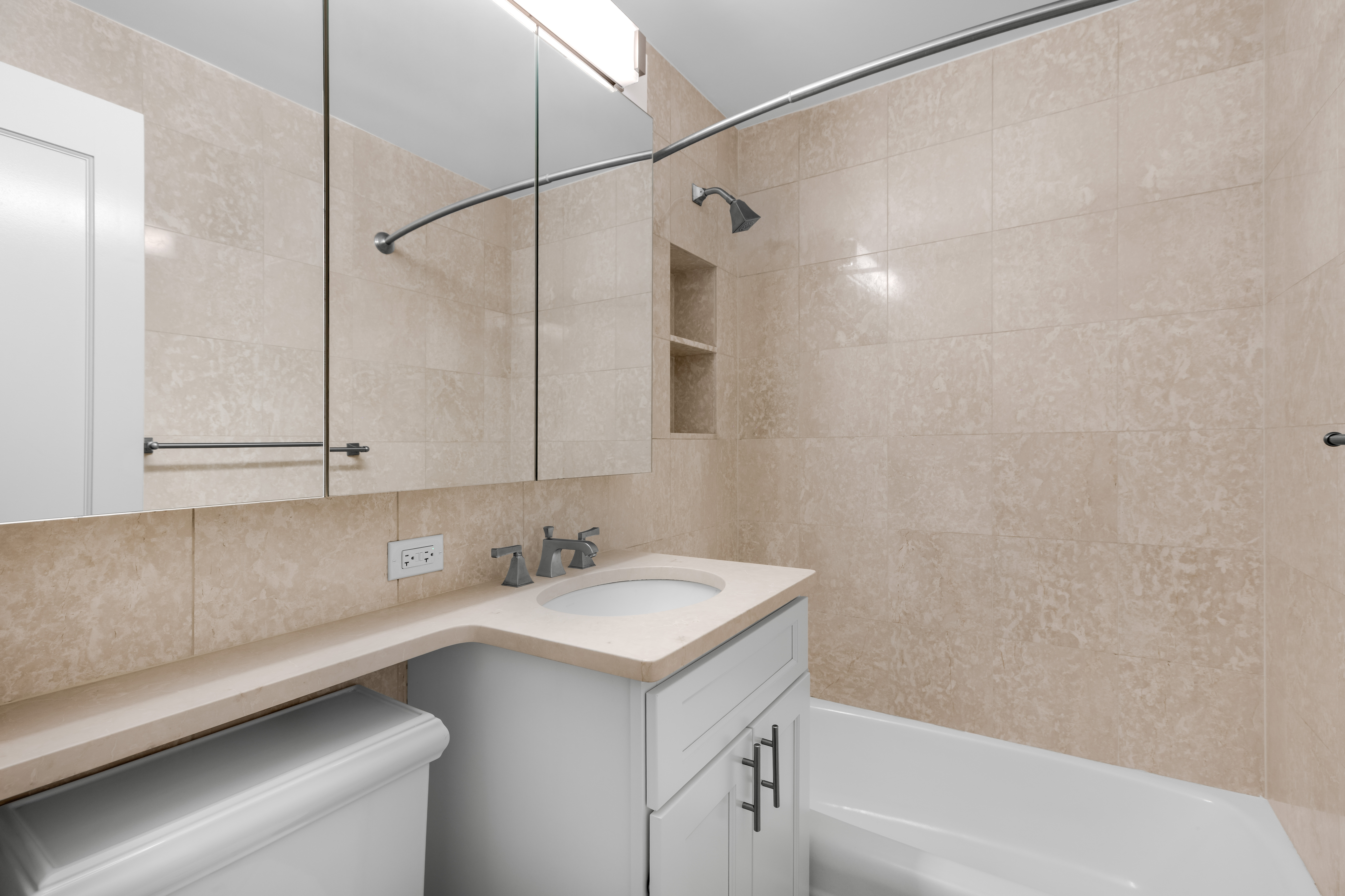 155 West 68th Street, Unit 1518 Manhattan, NY 10023 - Photo 5 of 10 Gallery Image 5