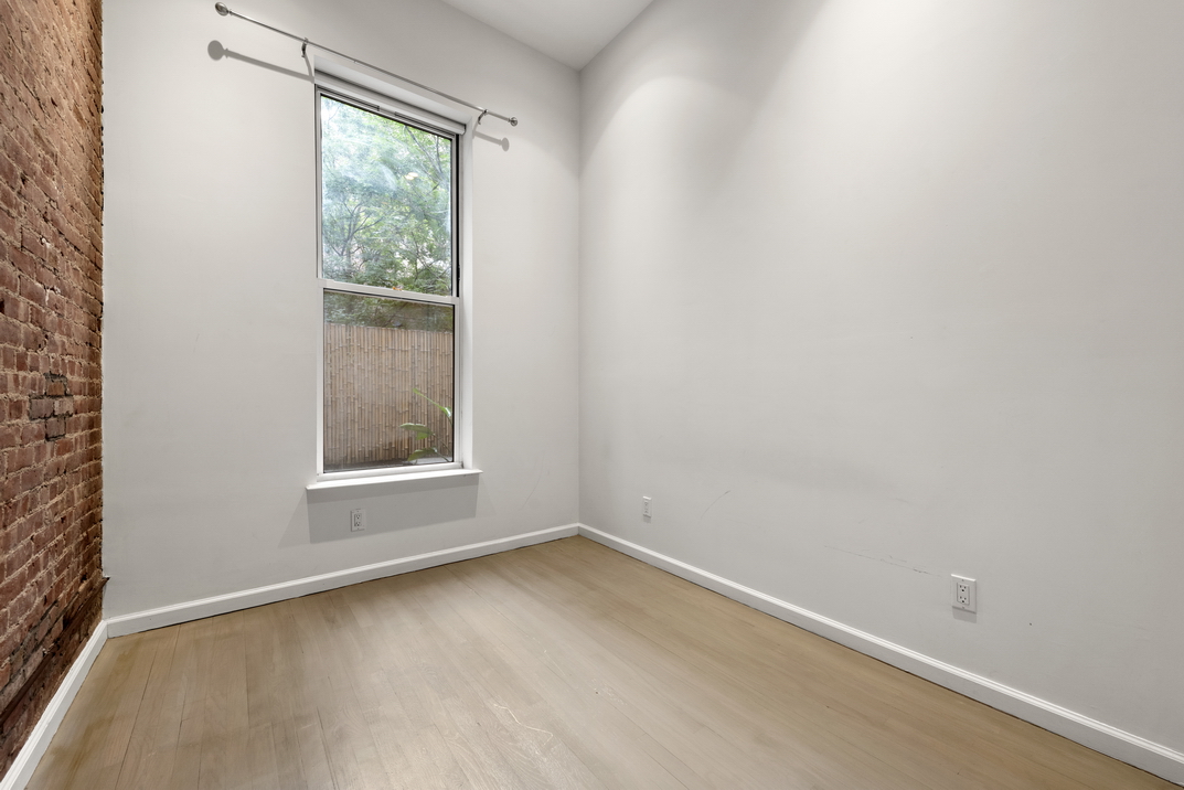 220 West 79th Street, Unit PARLOUR Manhattan, NY 10024 - Photo 7 of 9 an empty room with a window