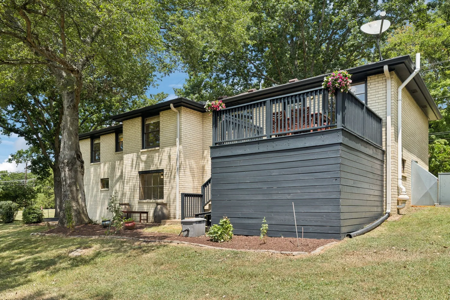 a view of a house with yard and tree s