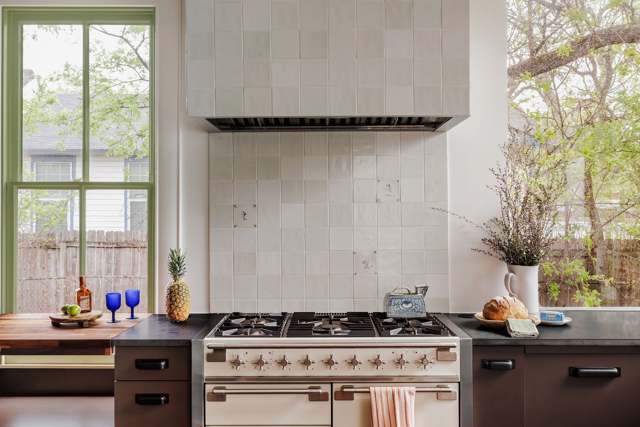 606 West 35th Street Austin, TX 78705 - Photo 15 of 37 a room with table and window