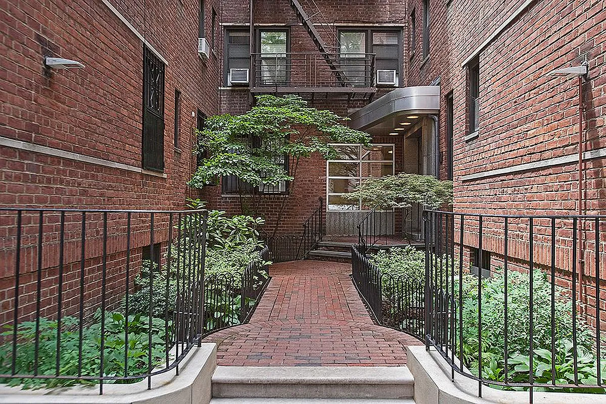 160 West 85th Street, Unit 3F Manhattan, NY 10024 - Photo 8 of 10 a front view of a house with a garden