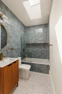 a building that has a lots of windows