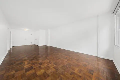 $825,000 | 77 West 55th Street, Unit 17F | Midtown Central