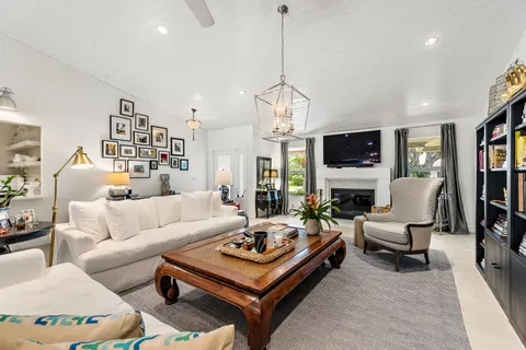 $1,200,000 | 10 Bentwood Road, Palm Beach Gardens, FL 33418