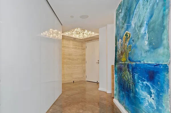 $3,900,000 | 10 Venetian Way, Unit 804, Miami Beach, FL 33139