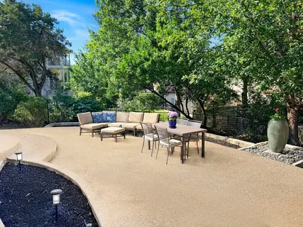 $1,100,000 | 37 Autumn Oaks Drive, The Hills, TX 78738
