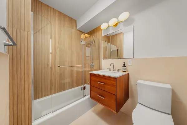 $1,550,000 | 176 East 77th Street, Unit 5E | Lenox Hill