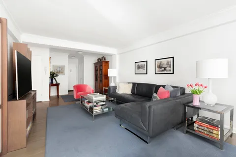 $1,435,000 | 30 East 9th Street, Unit 4M | Greenwich Village