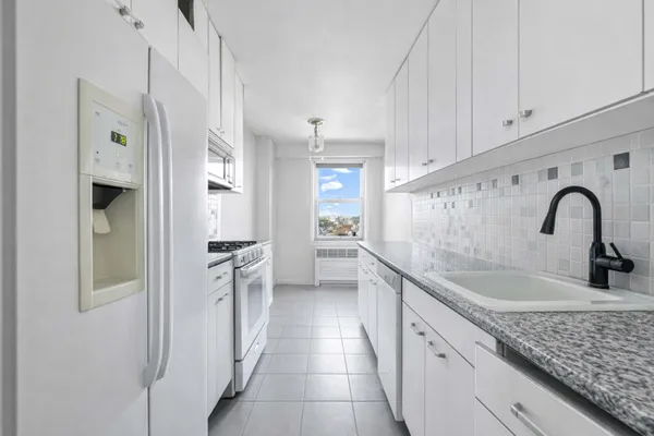 $899,000 | 370 Ocean Parkway, Unit 8H | Kensington