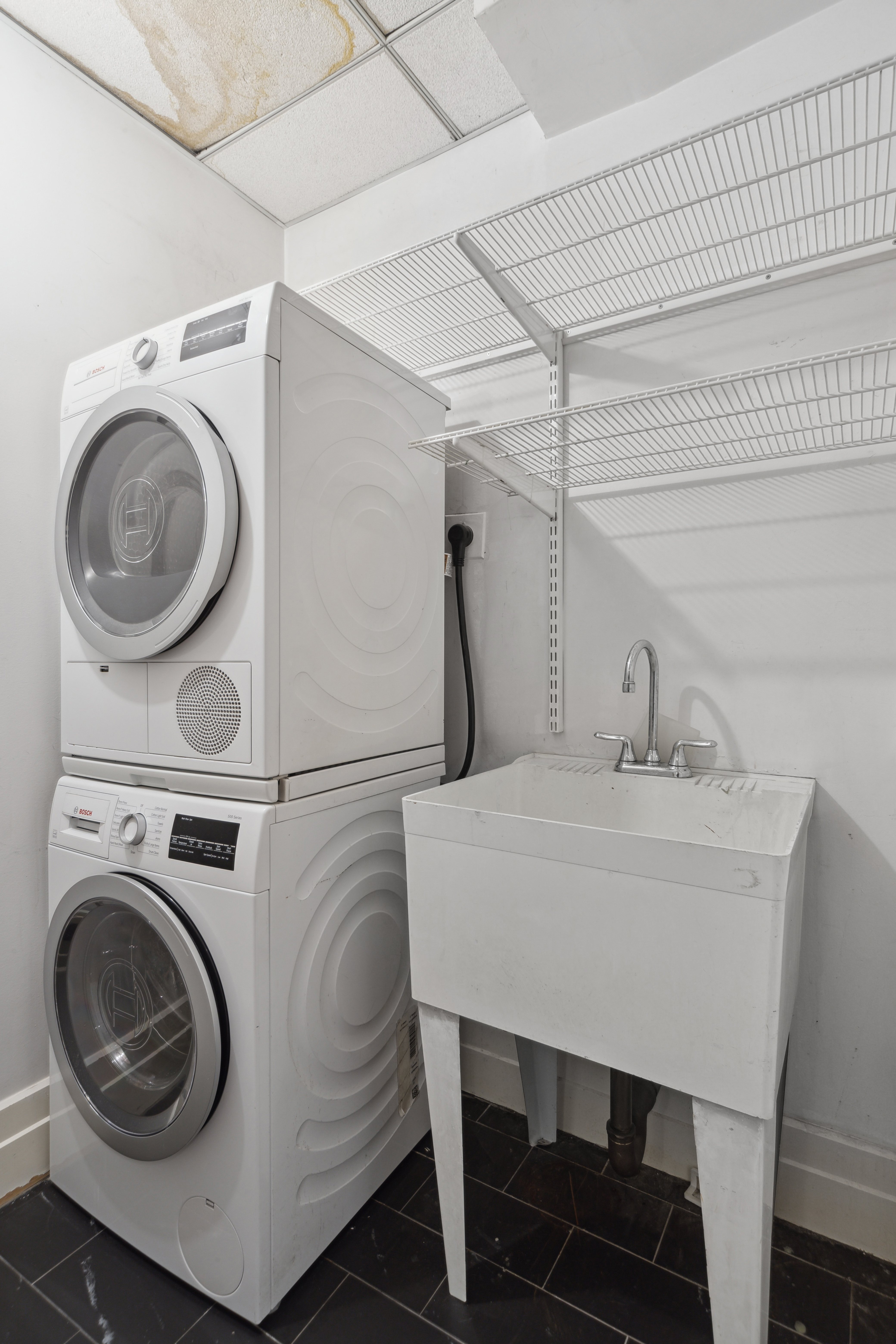 70 Washington Street, Unit 4U Brooklyn, NY 11201 - Photo 8 of 14 a utility room with dryer and washer