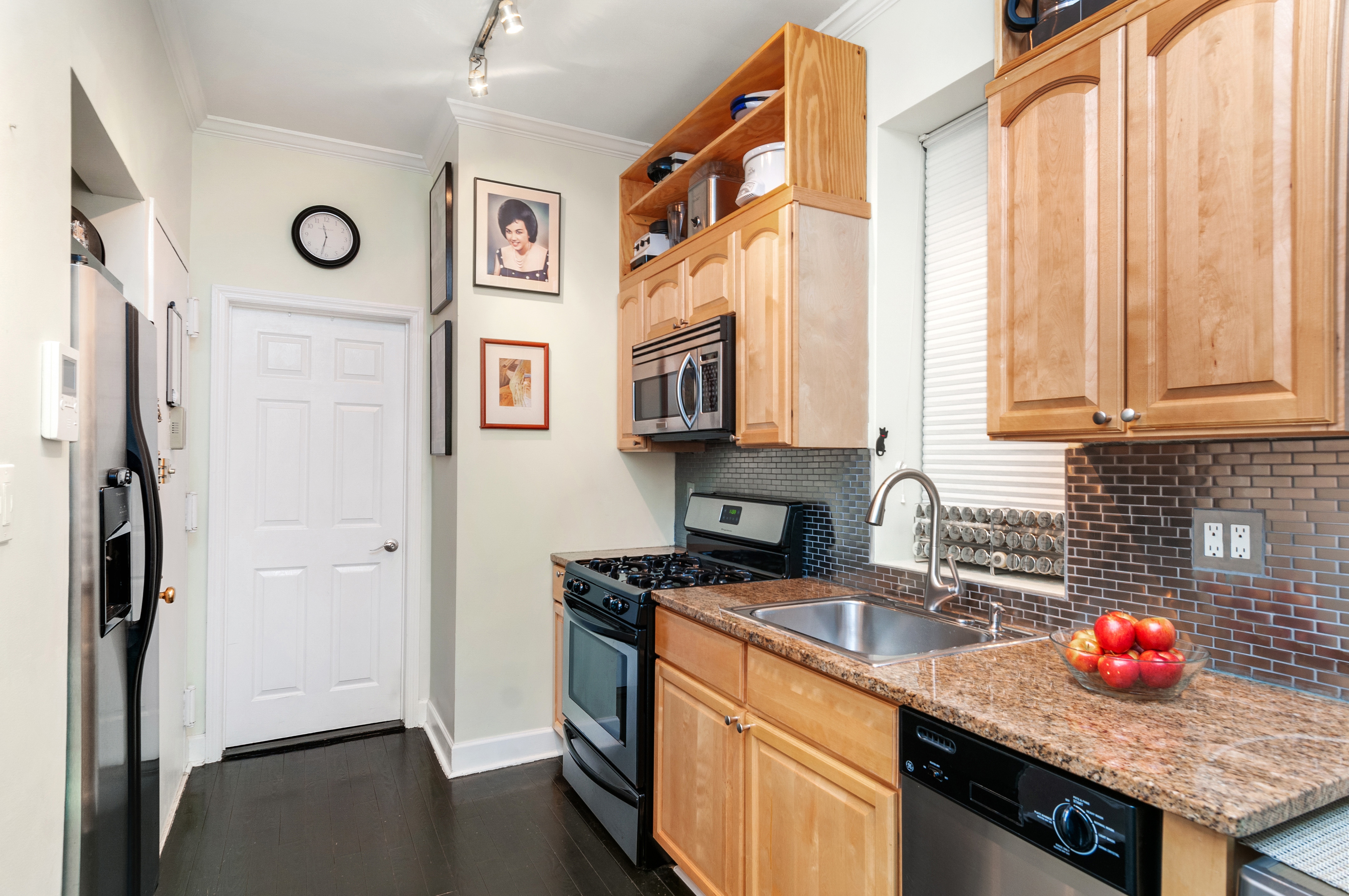 403 East 90th Street, Unit 2E Manhattan, NY 10128 - Photo 3 of 8