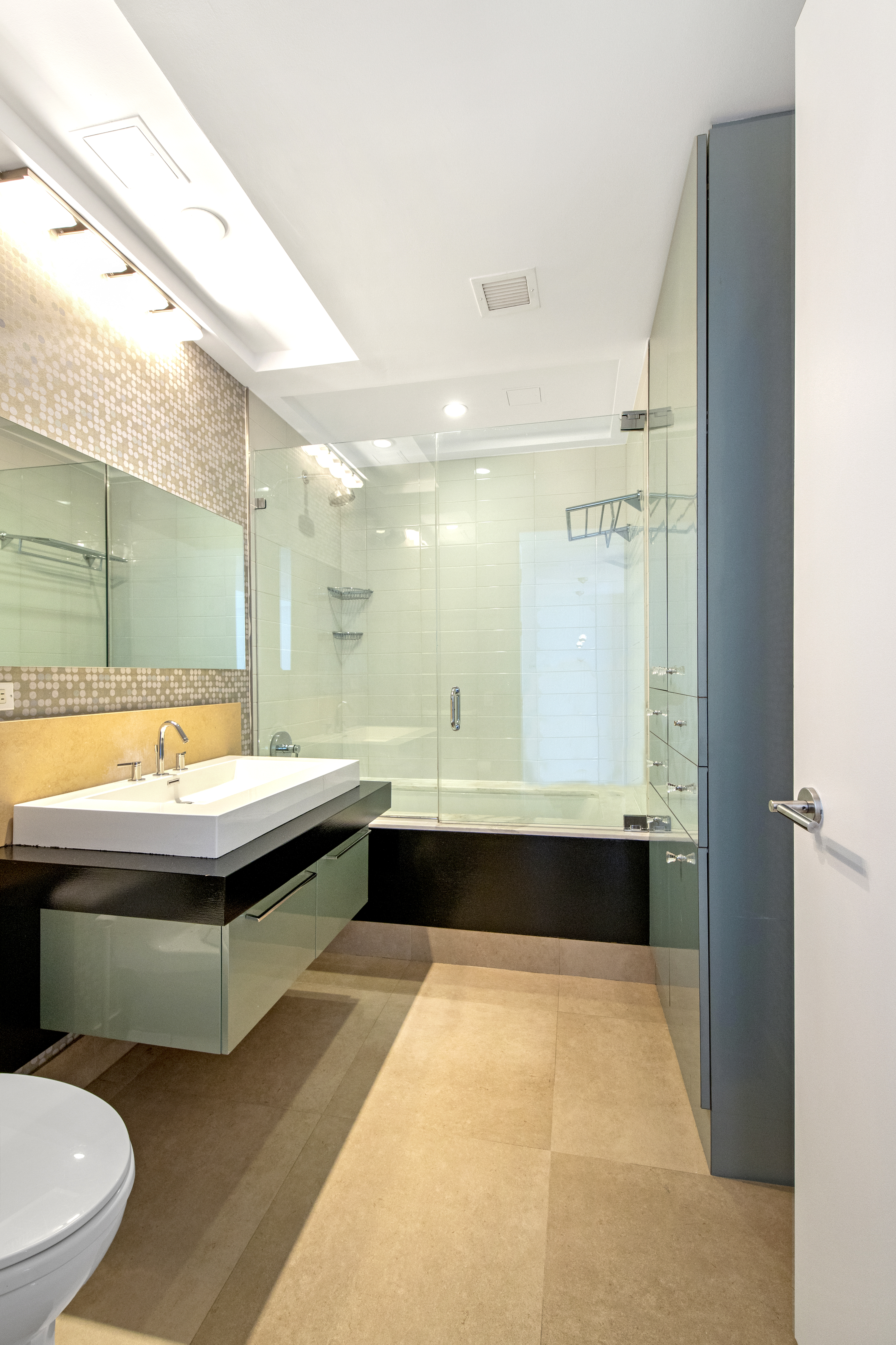 165 West 18th Street, Unit 8B Manhattan, NY 10011 - Photo 8 of 9 a spacious bathroom with a bathtub and a sink