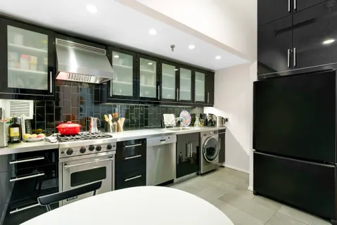 $1,300,000 | 423 Atlantic Avenue, Unit 3J | Boerum Hill