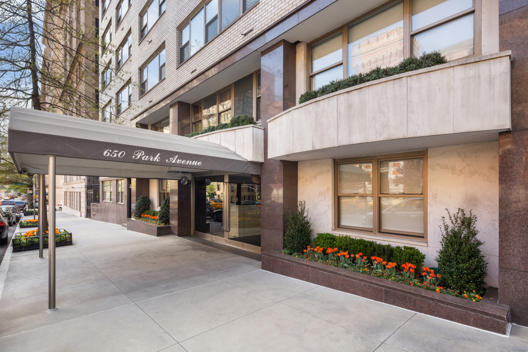 650 Park Avenue, Unit 10D Manhattan, NY 10065 - Photo 9 of 11 a front view of a building