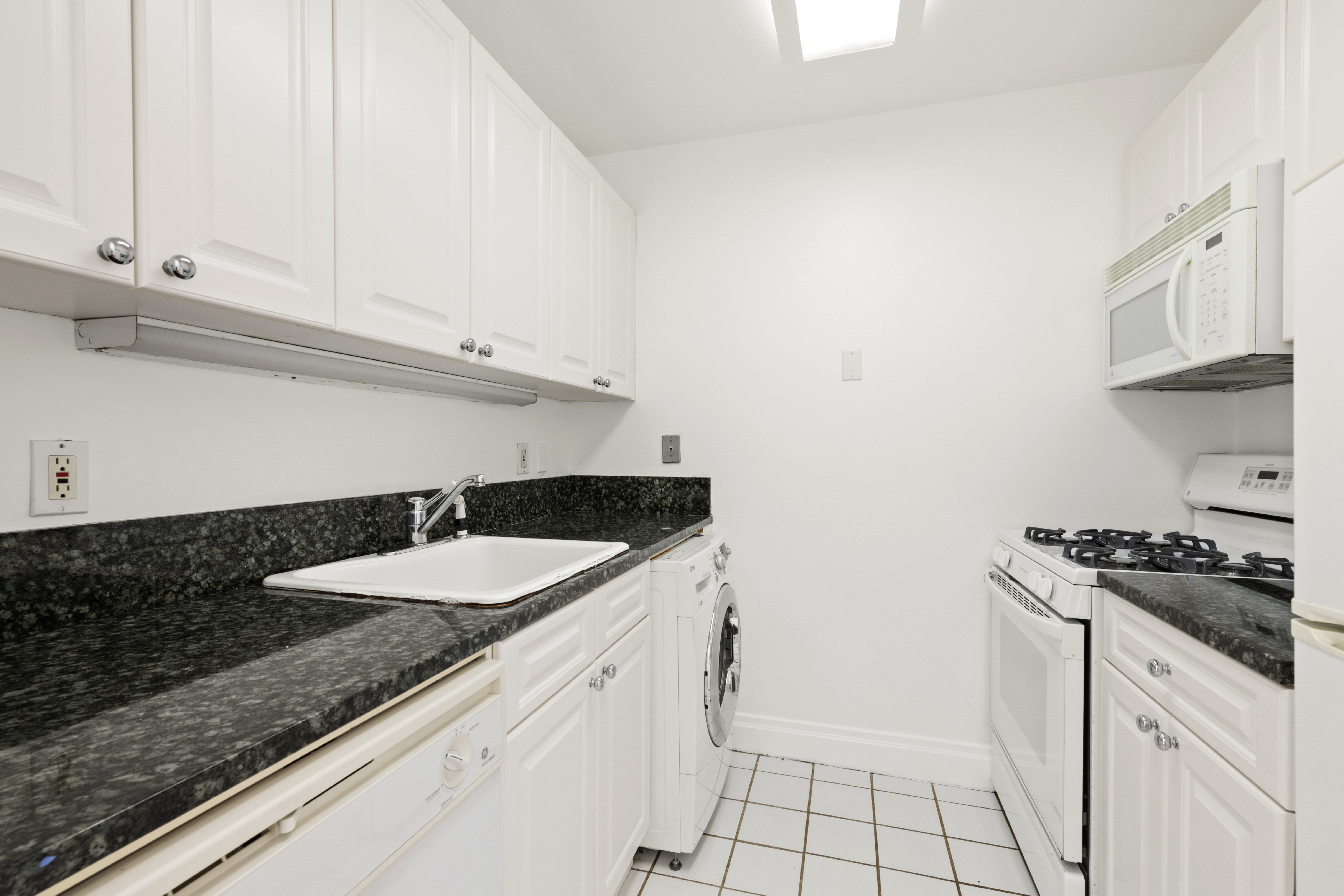 404 East 76th Street, Unit 2N Manhattan, NY 10021 - Photo 5 of 14 Gallery Image 5