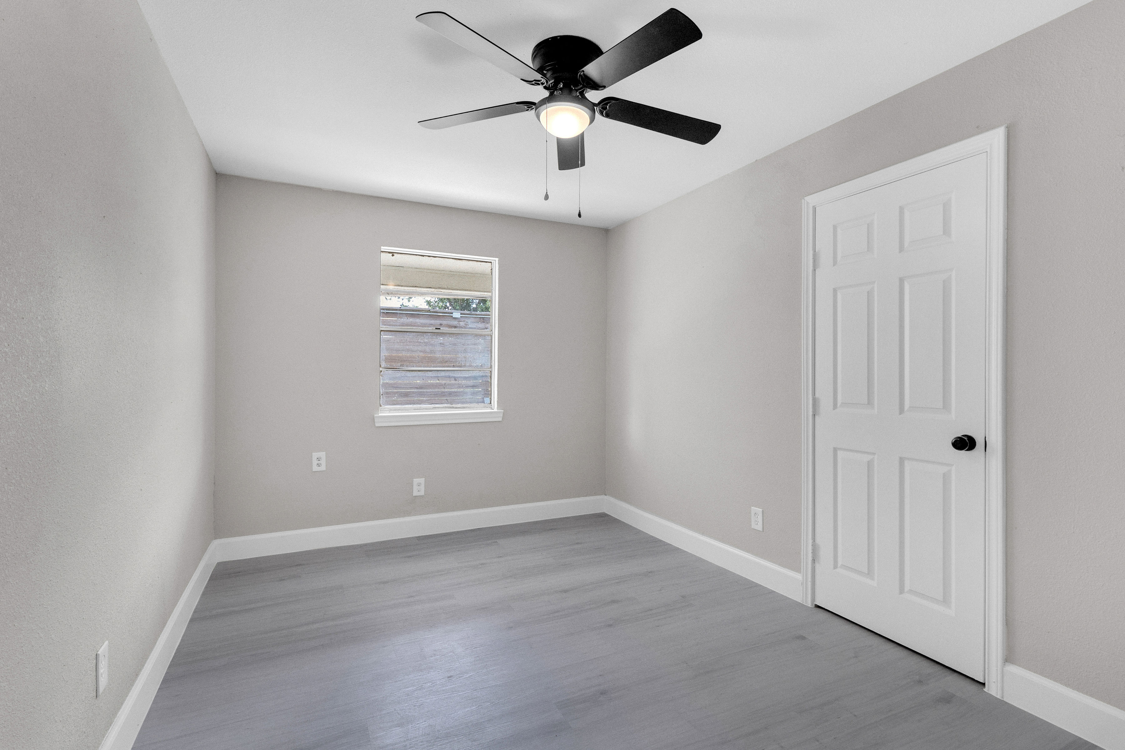 4755 Wilmington Street, Unit 6 Houston, TX 77033 - Photo 10 of 15 a view of a livingroom with a window and a ceiling fan