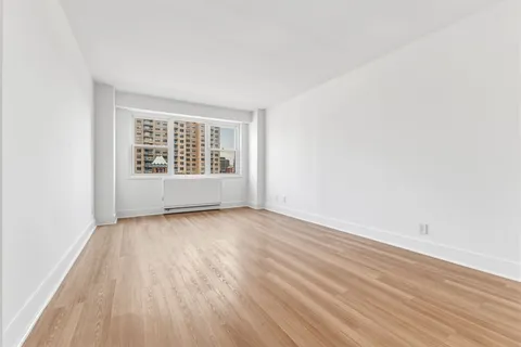 $1,035,000 | 400 East 54th Street, Unit 24E | Sutton Place