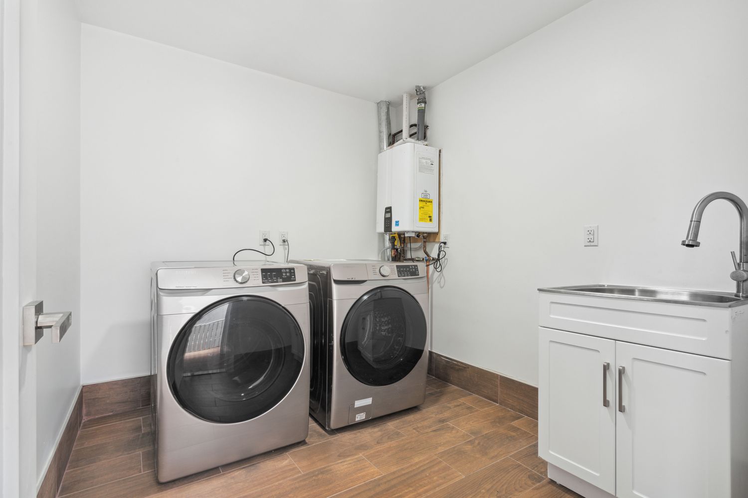 692 Putnam Avenue, Unit 2 Brooklyn, NY 11221 - Photo 7 of 15 a utility room with dryer and washer