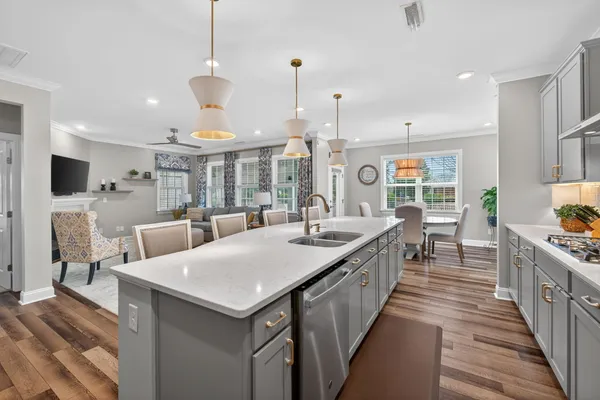 a large kitchen with kitchen island a large island in it