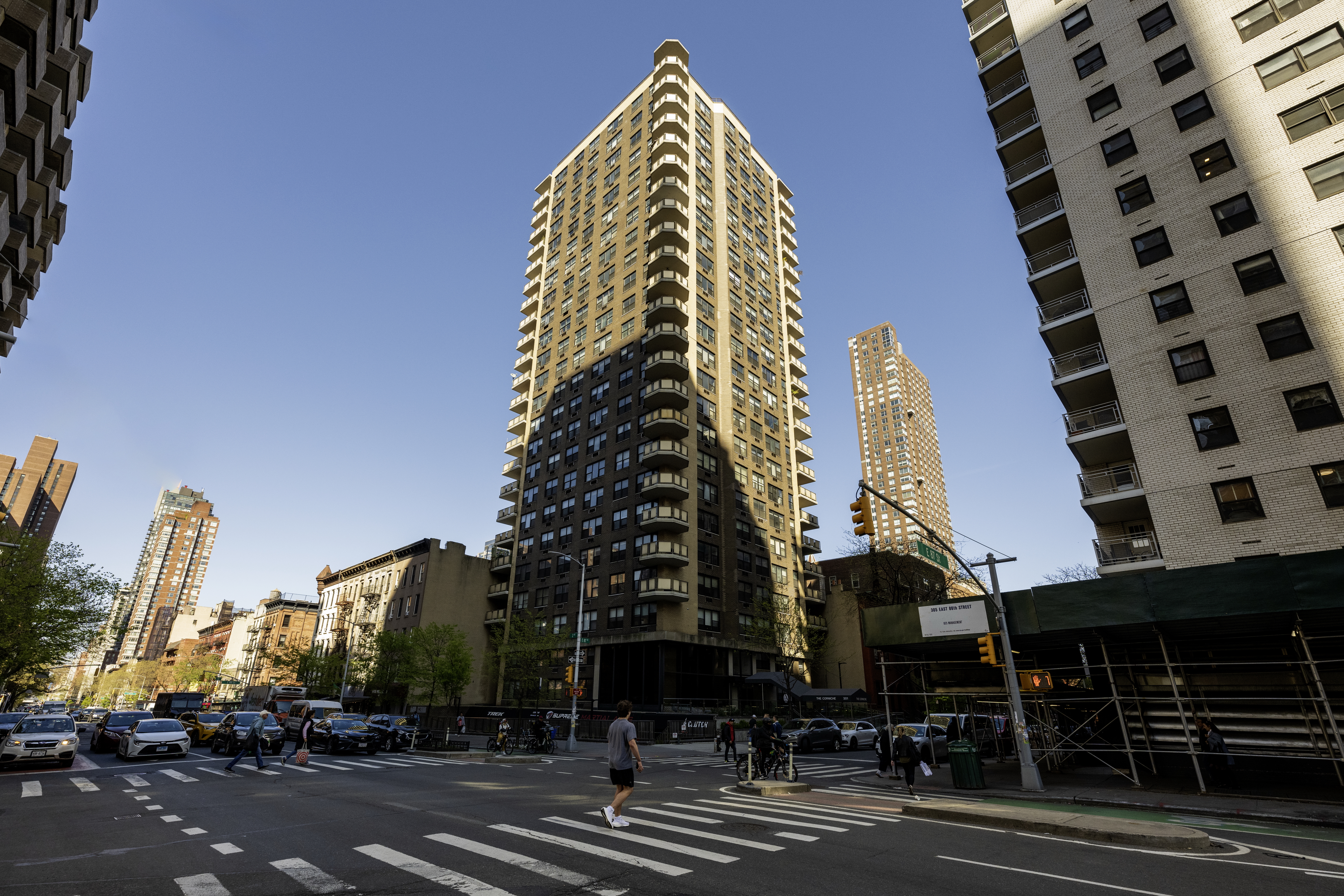 301 East 87th Street, Unit 16E Manhattan, NY 10128 - Photo 15 of 16 a view of a large building