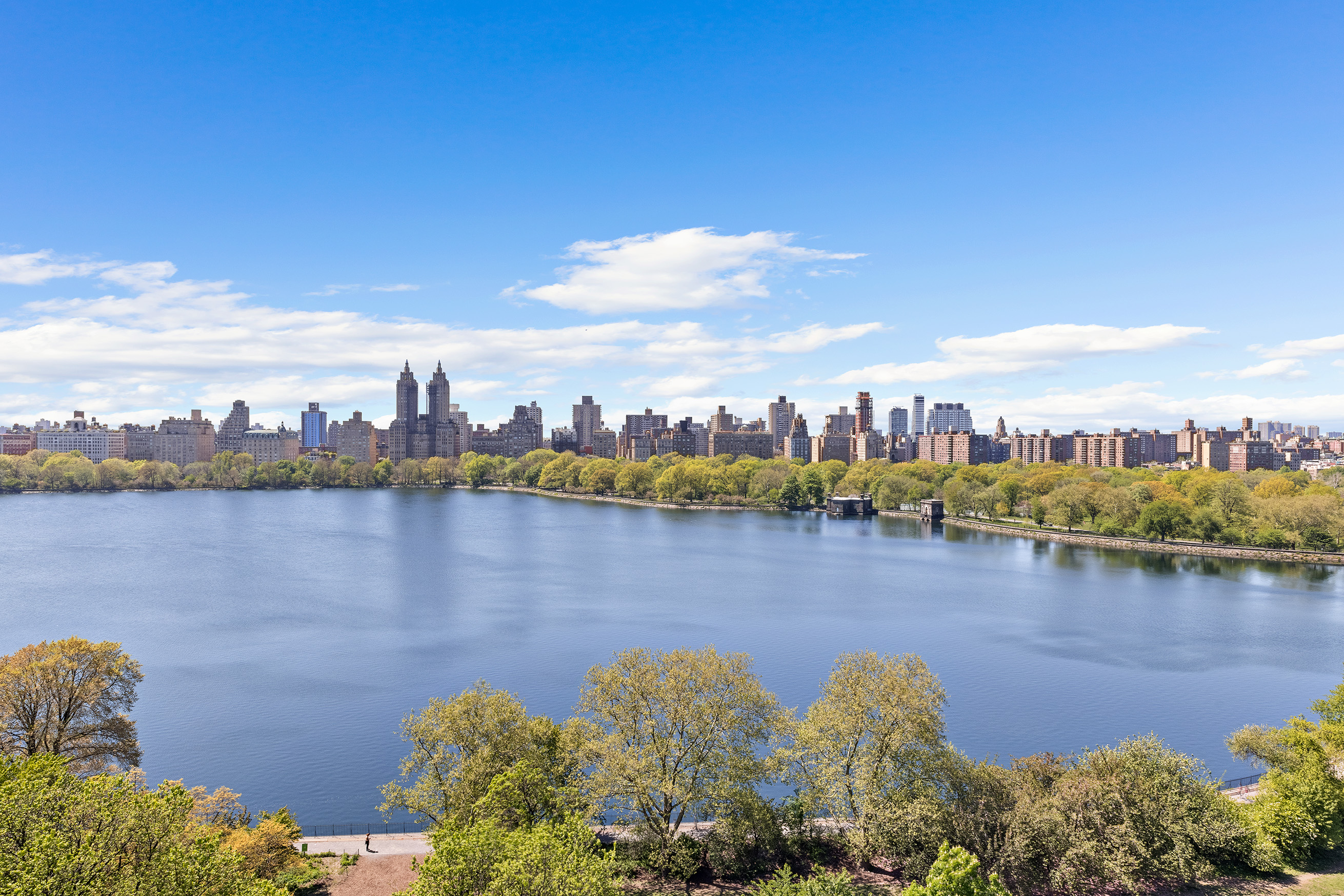 1115 5th Avenue, Unit 15A Manhattan, NY 10128 - Photo 2 of 27 a view of a city with lake