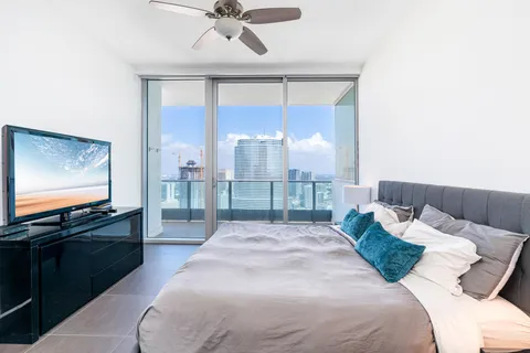 $975,000 | 200 Biscayne Blvd Way, Unit 4812, Miami, FL 33131