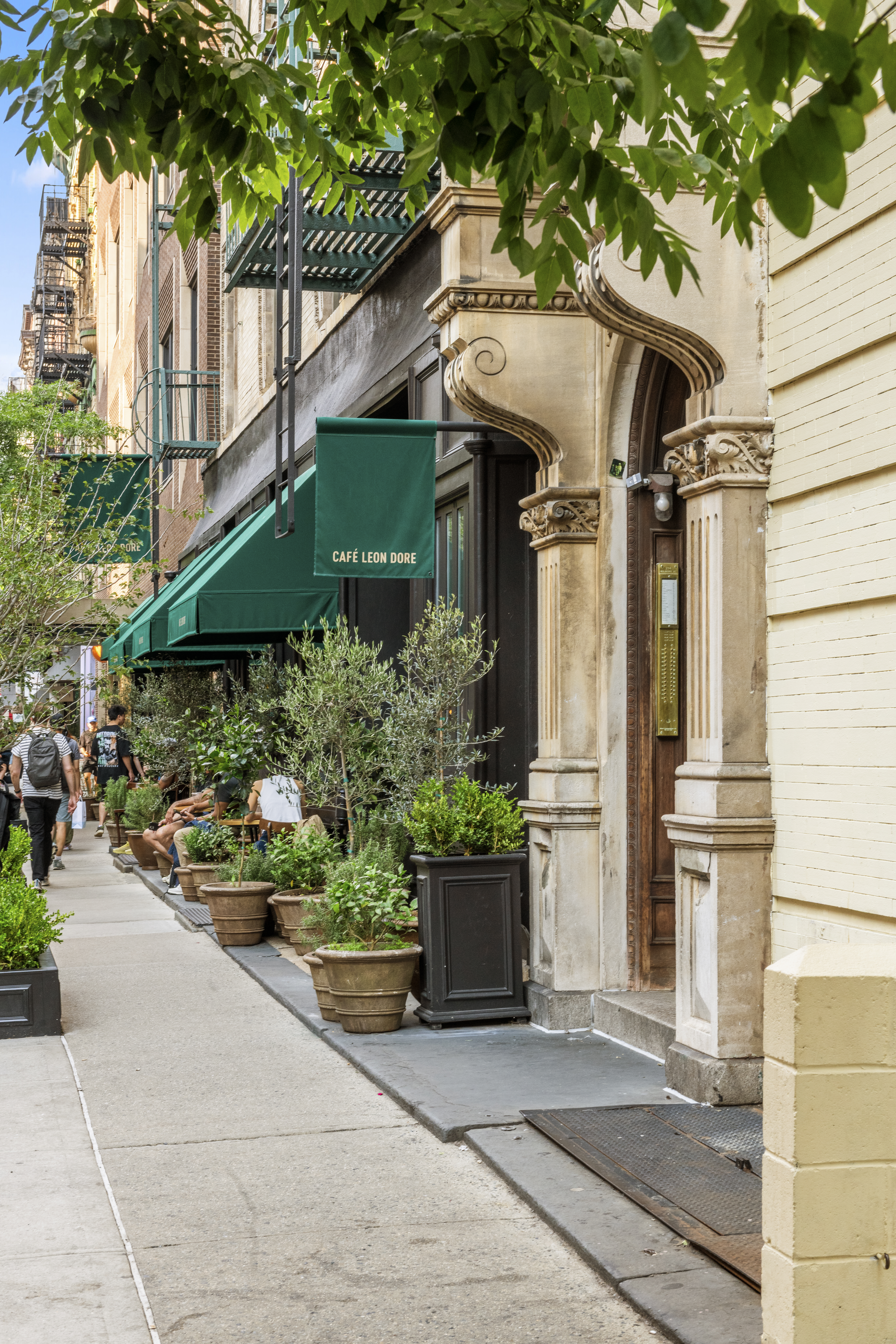 214 Mulberry Street, Unit 6B Manhattan, NY 10012 - Photo 12 of 12 a view of a house with a small garden