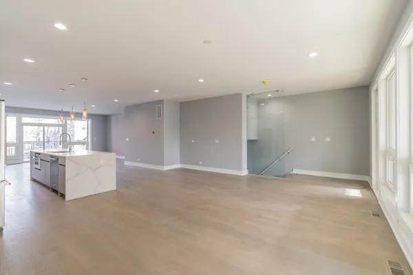 $739,900 | 731 West 17th Street, Unit 1E, Chicago, IL 60616