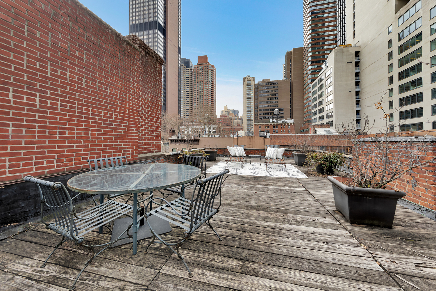 219 East 49th Street Manhattan, NY 10017 - Photo 14 of 19 a terrace with outdoor seating and city view